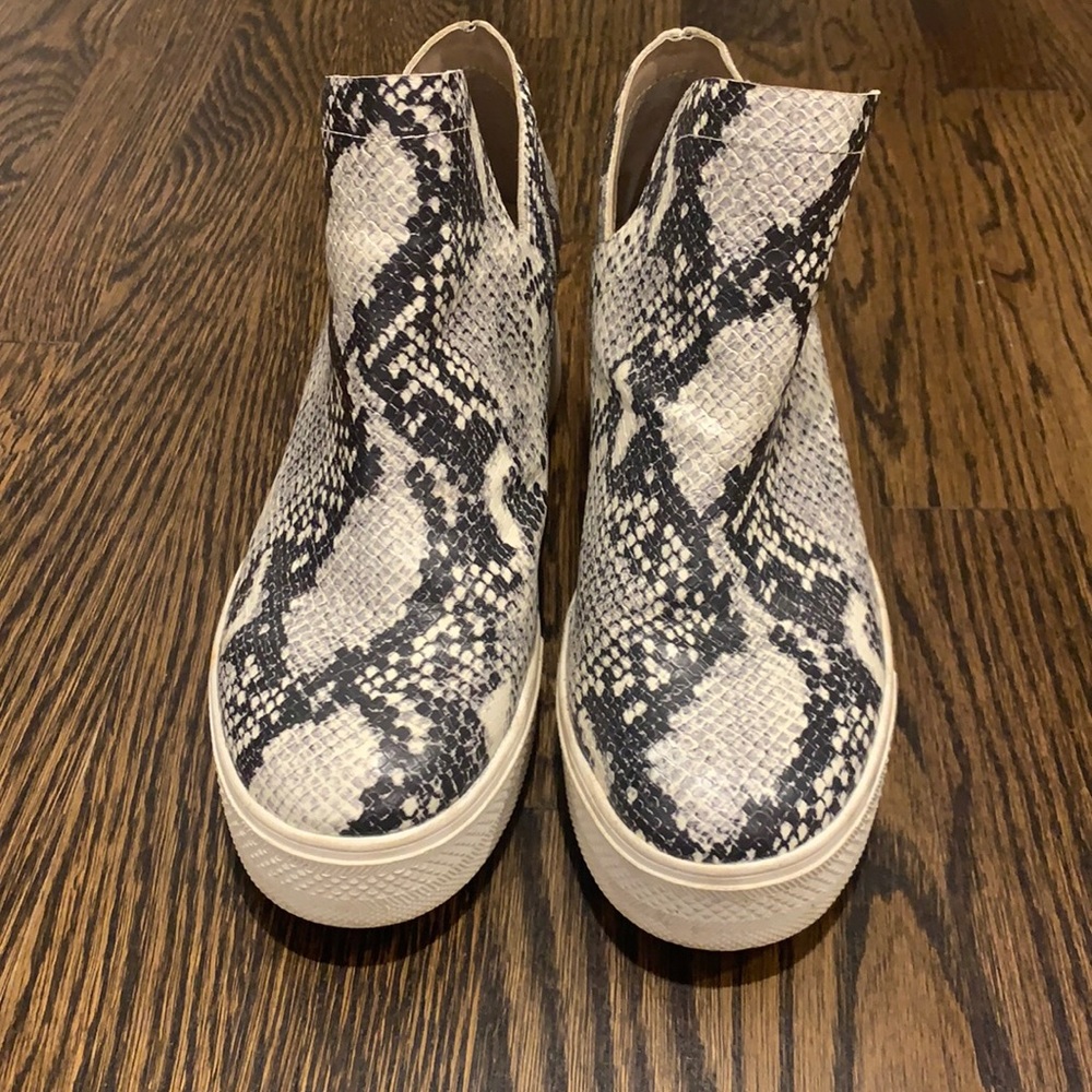 Super cute snake skin shoes.